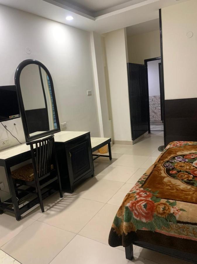 Hotel Raman'S Jagādhri Kültér fotó
