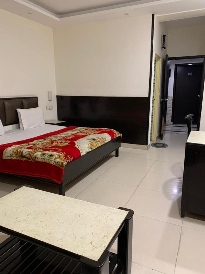 Hotel Raman'S Jagādhri Kültér fotó