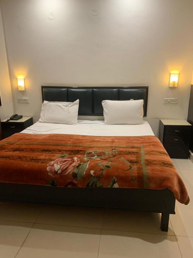Hotel Raman'S Jagādhri Kültér fotó