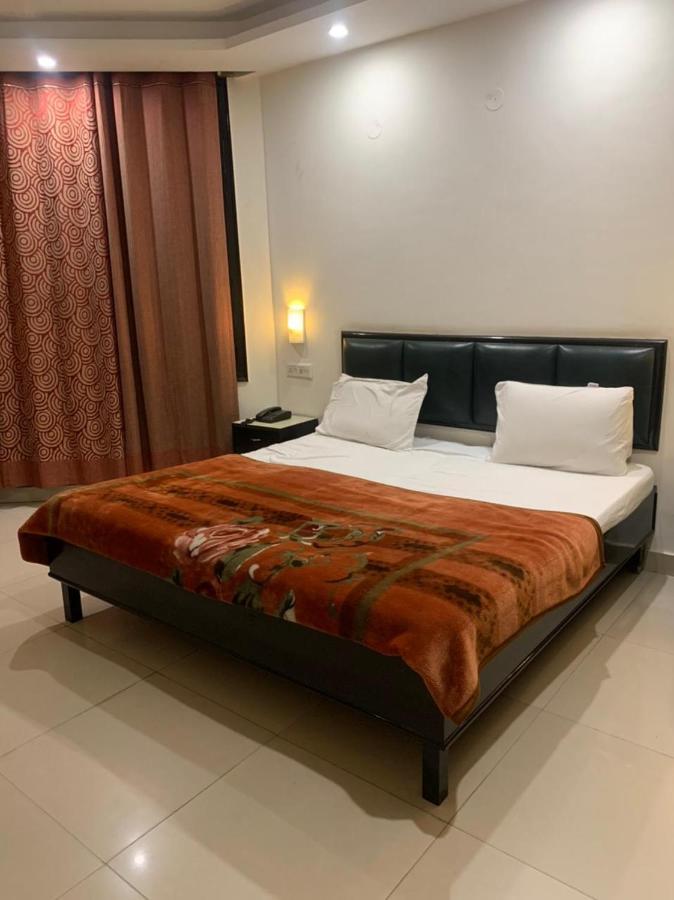 Hotel Raman'S Jagādhri Kültér fotó