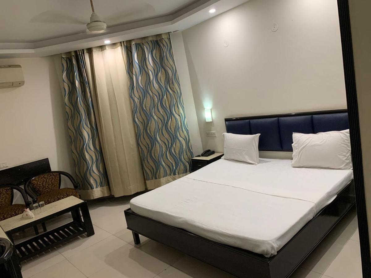 Hotel Raman'S Jagādhri Kültér fotó