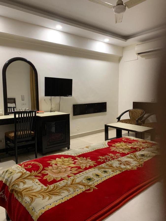Hotel Raman'S Jagādhri Kültér fotó