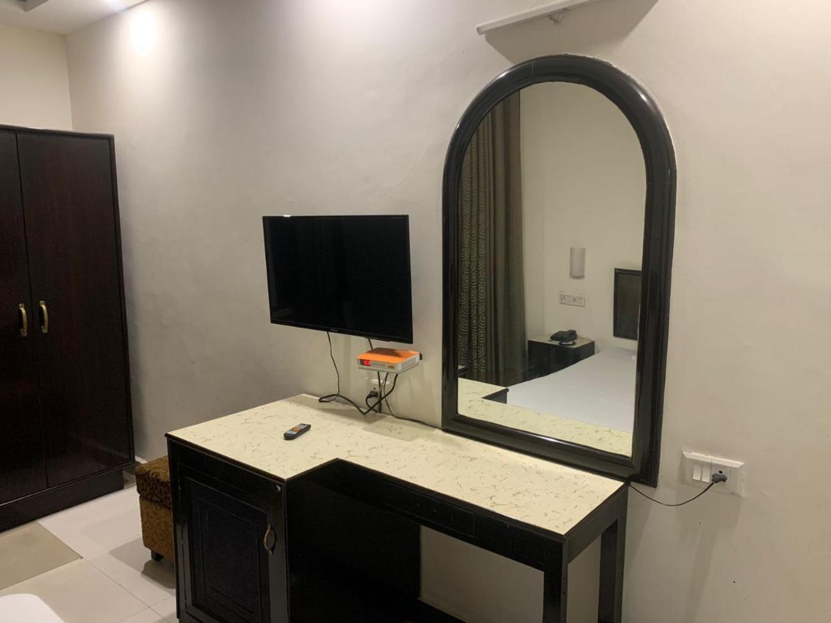 Hotel Raman'S Jagādhri Kültér fotó