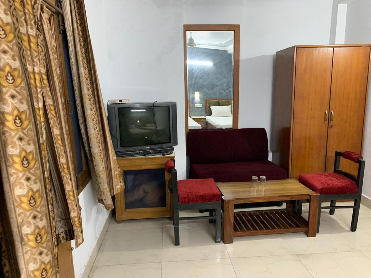 Hotel Raman'S Jagādhri Kültér fotó
