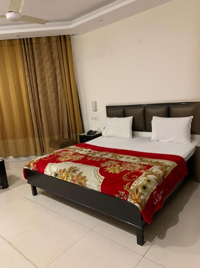 Hotel Raman'S Jagādhri Kültér fotó