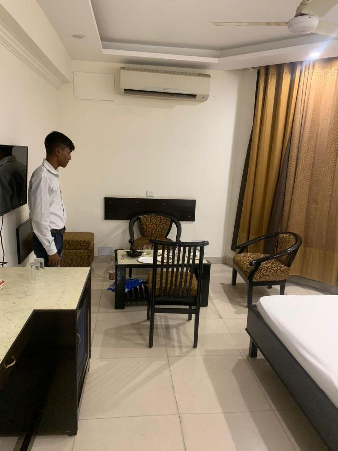 Hotel Raman'S Jagādhri Kültér fotó