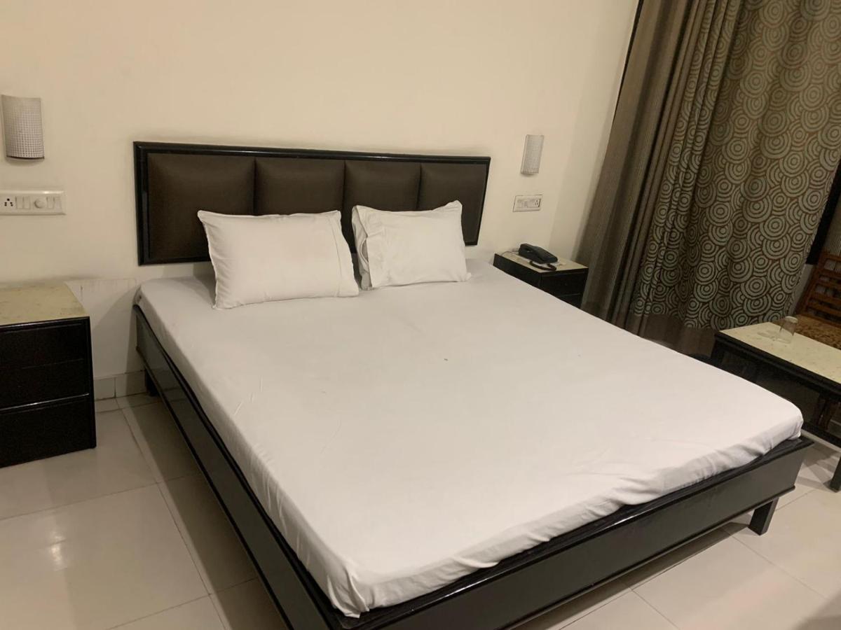 Hotel Raman'S Jagādhri Kültér fotó