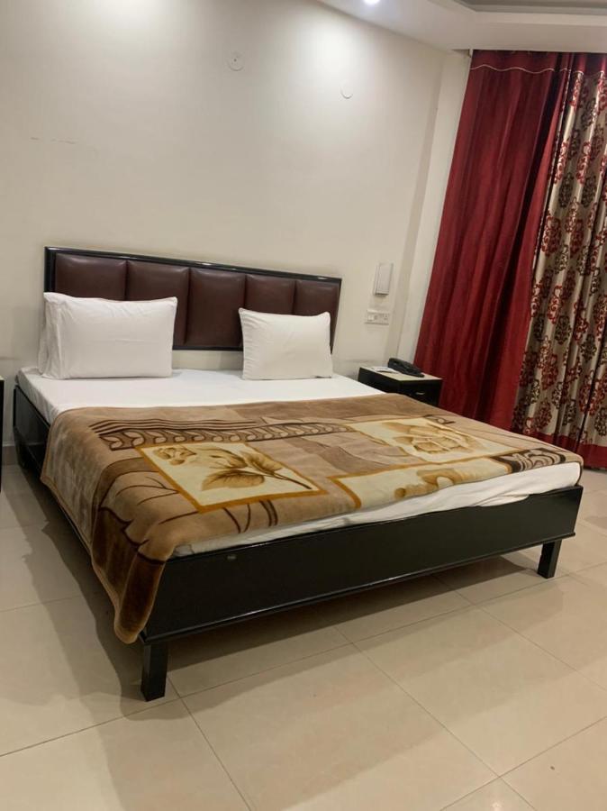 Hotel Raman'S Jagādhri Kültér fotó