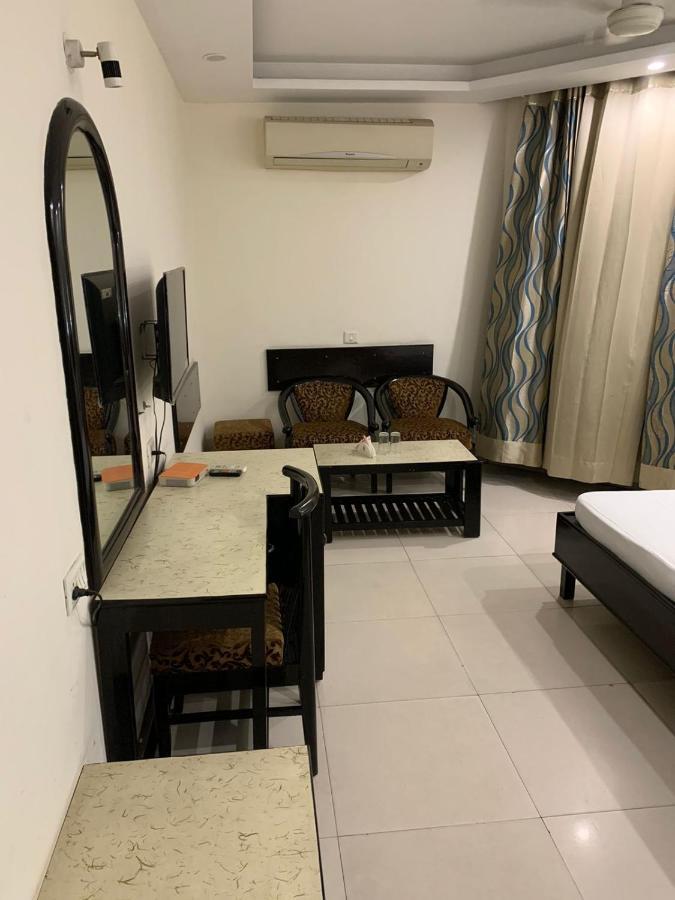 Hotel Raman'S Jagādhri Kültér fotó